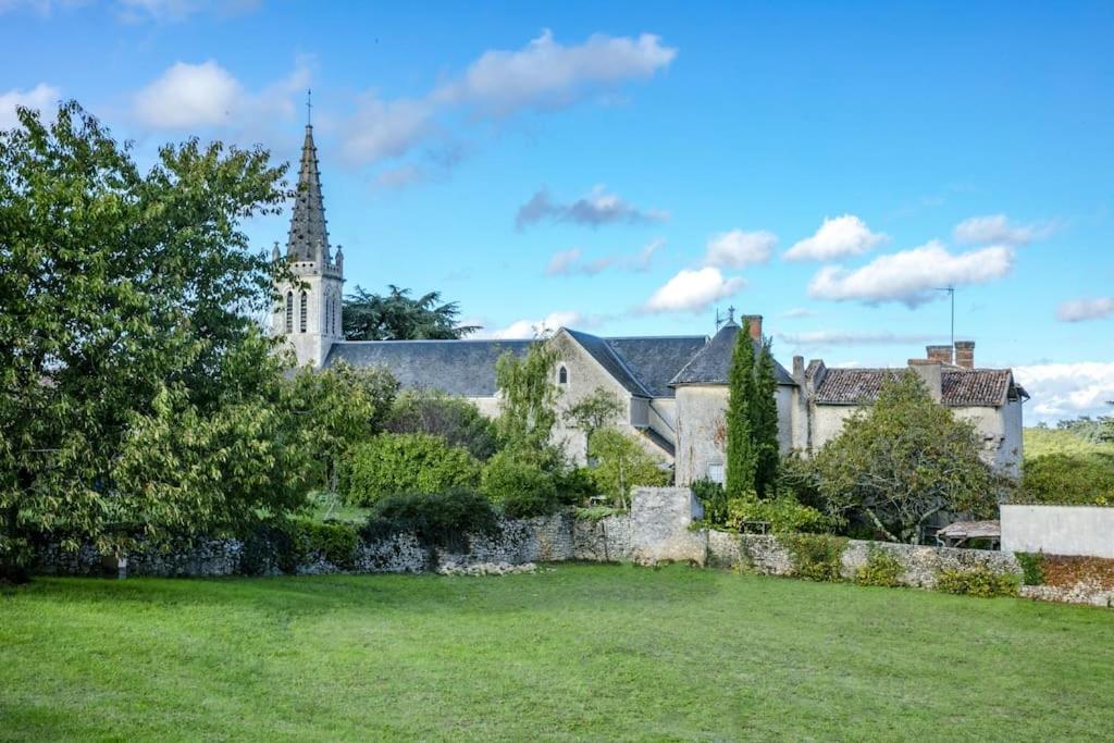 مبيت وإفطار Pressigny  14Th Century Priory In Pressigny المظهر الخارجي الصورة