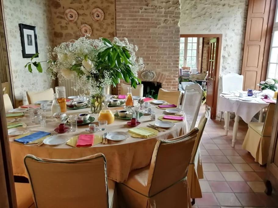 مبيت وإفطار Pressigny  14Th Century Priory In Pressigny المظهر الخارجي الصورة